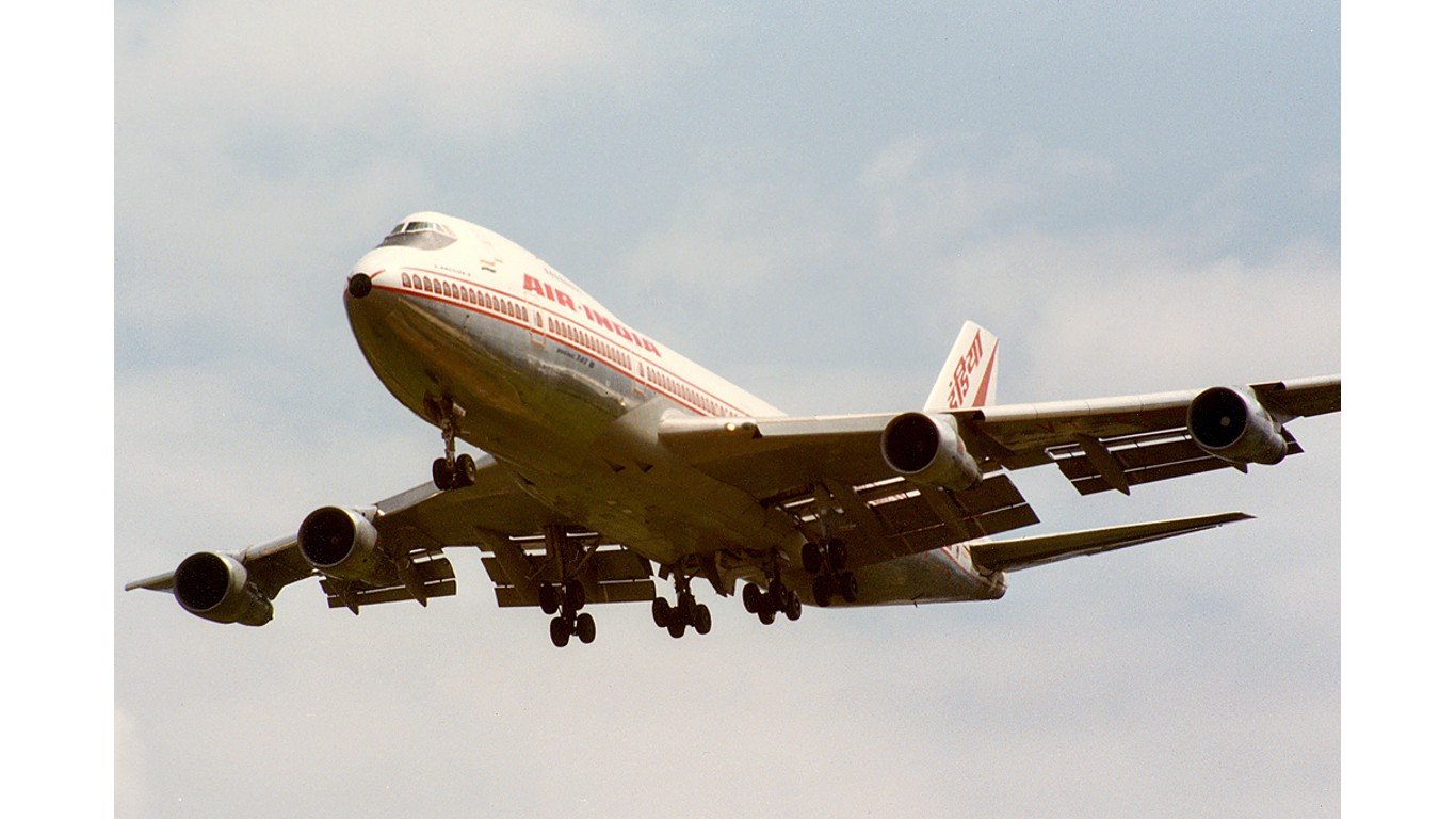 1985-06-10 VT-EFO Air India EGLL by Ian Kirby
