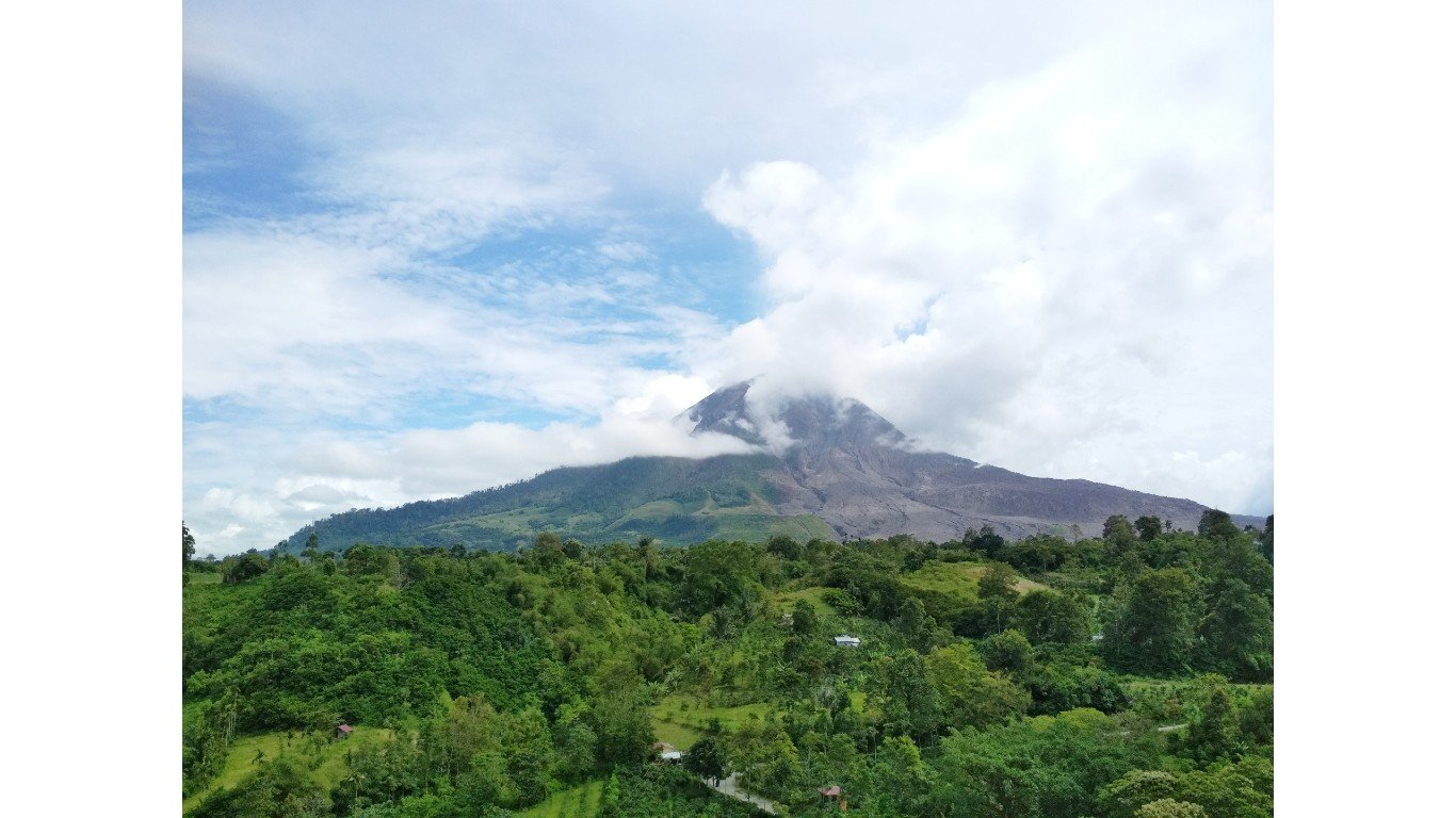 Gunung Sinabung by Elfandri