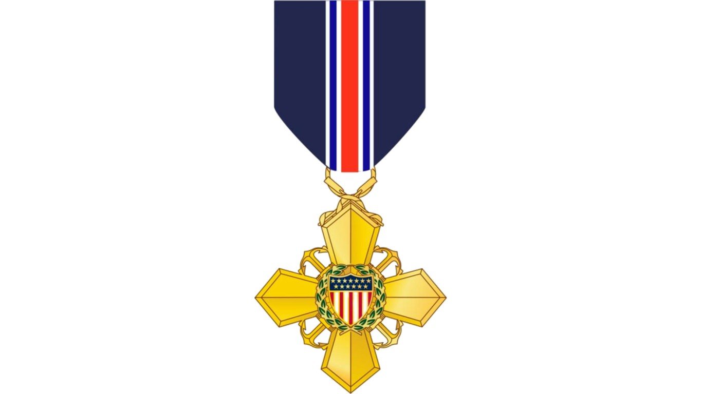 Рисунок боевых наград. Медаль береговой охраны «за выдающуюся службу». Американские медали военные. Американские награды. Ордена США.