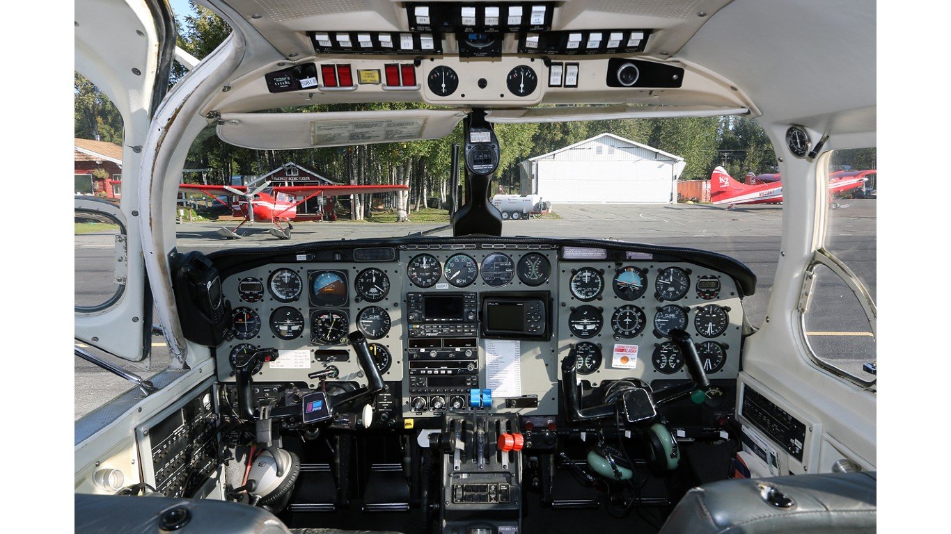 Piper PA-31-350 Navajo N828KT cockpit by Jeroen Stroes Aviation Photography