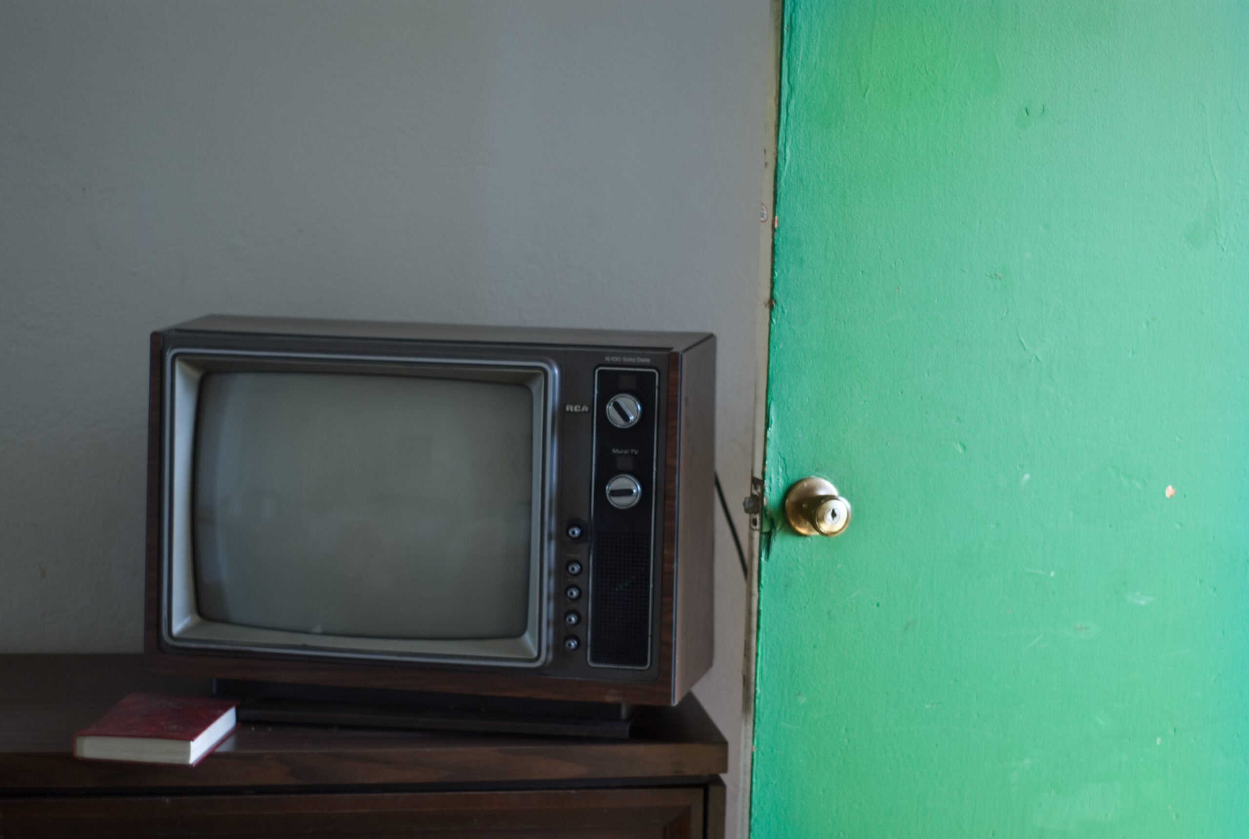 old tv with open door @ chinook motel by gothopotam