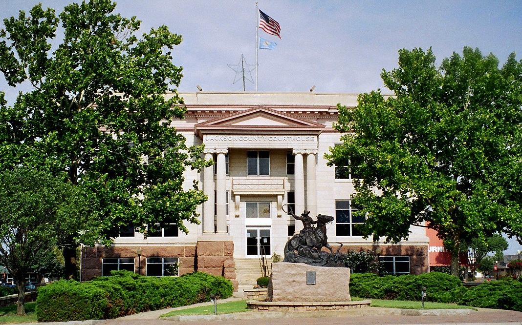 Jackson courthouse by Larry D. Moore
