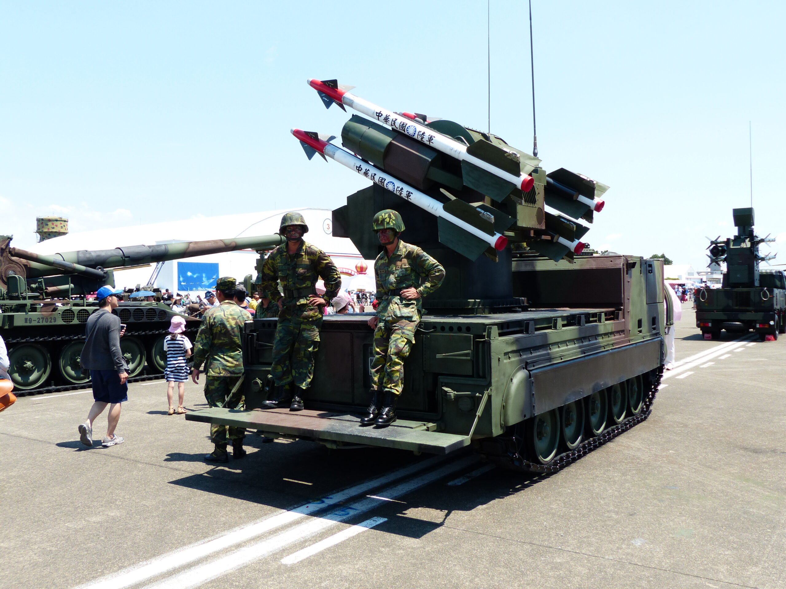 M730A1 Display at Tainan Air Force Base with Soldiers 20130810 by u7384u53f2u751f