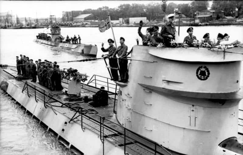 Bundesarchiv Bild 101II-MW-4260-37, Lorient, U-Boote U-123 und U-201 auslaufend
