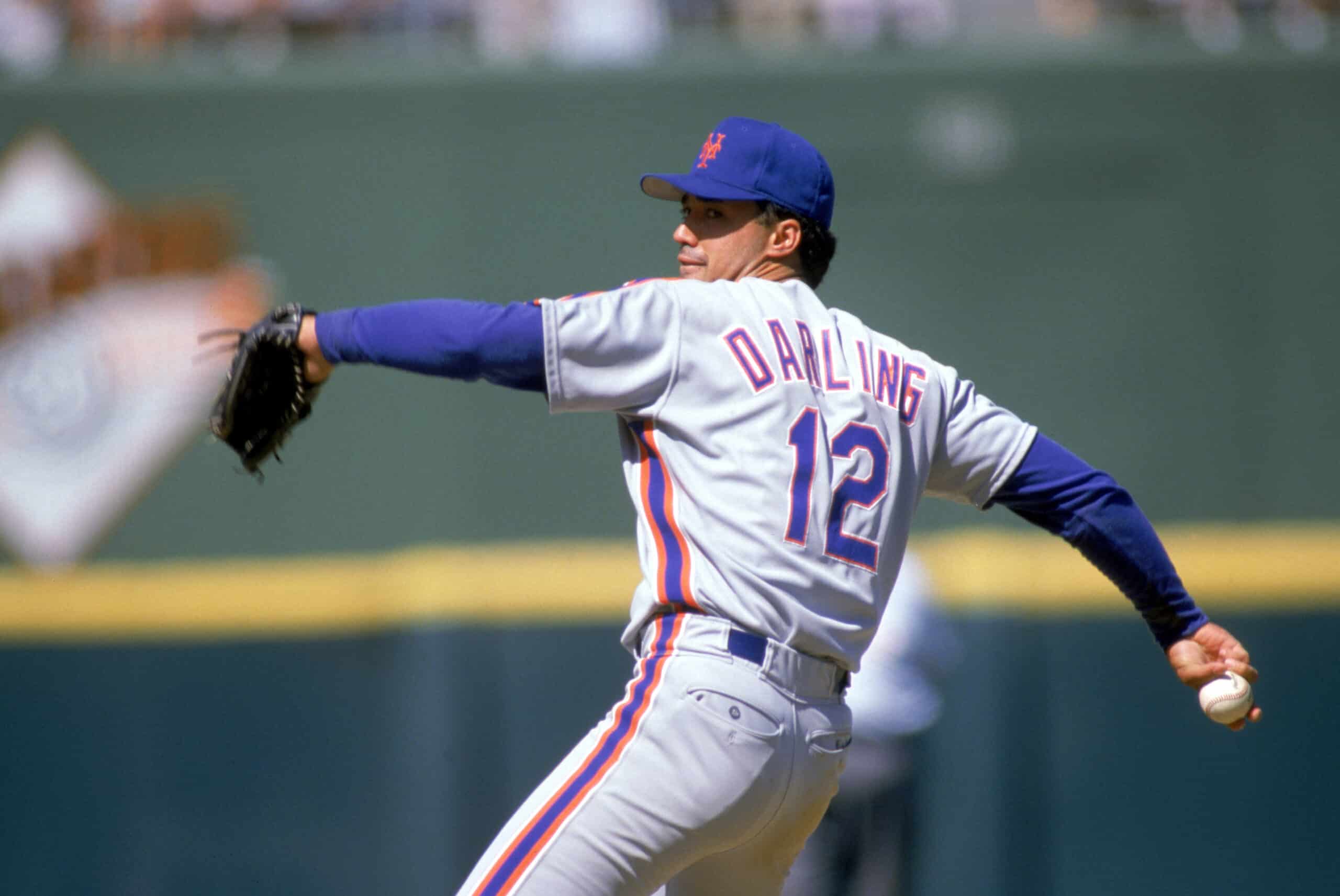 Ron Darling pitches