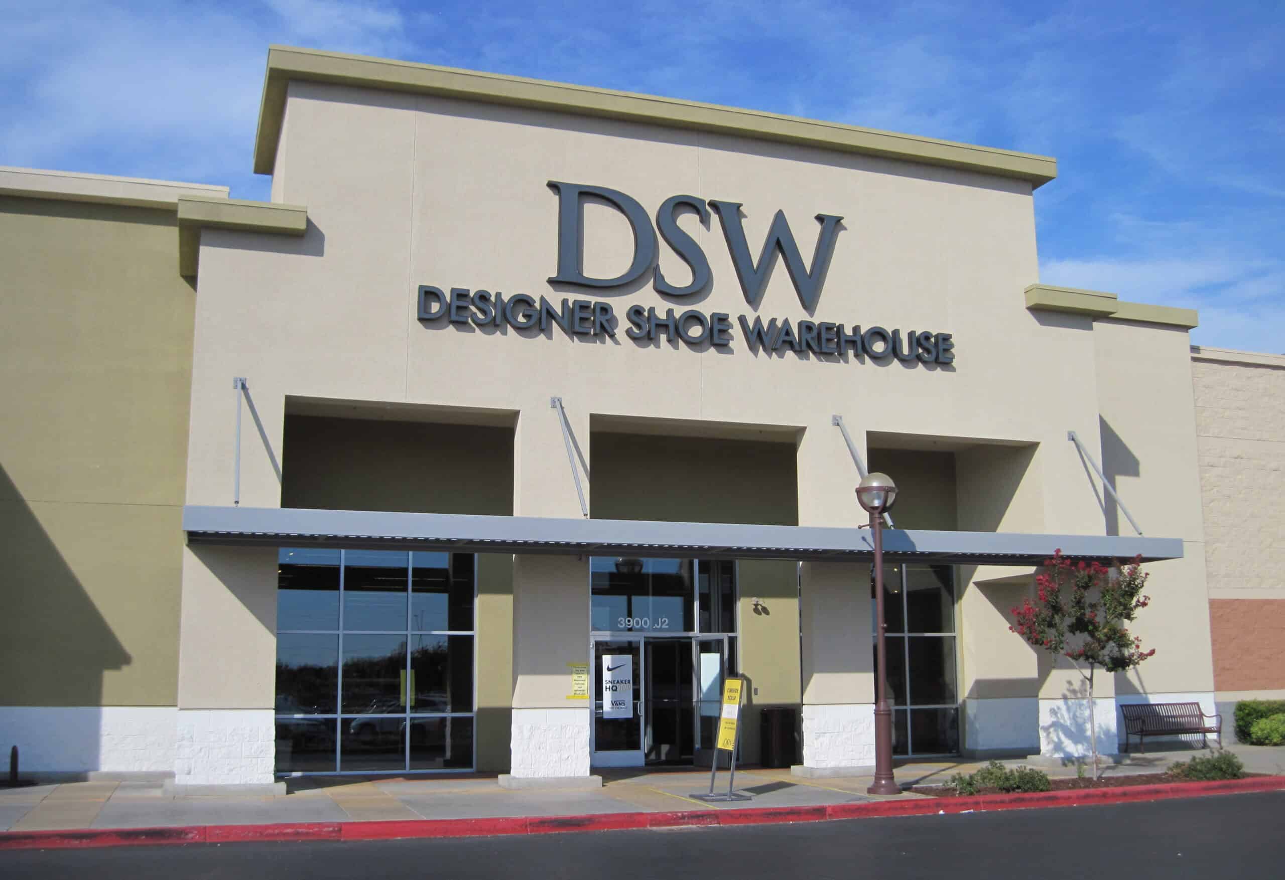 How do discount stores like Ross, Marshalls, TJ Maxx, DSW get