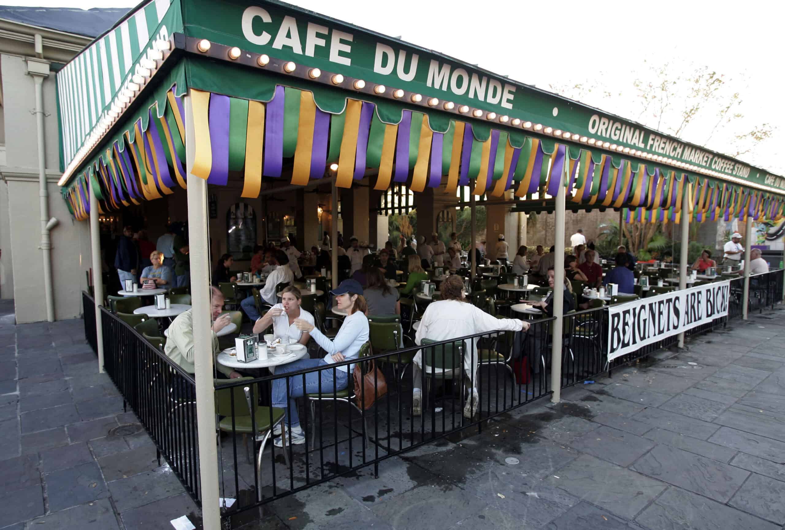 New Orleans' Famous Cafe Du Monde Re-Opens