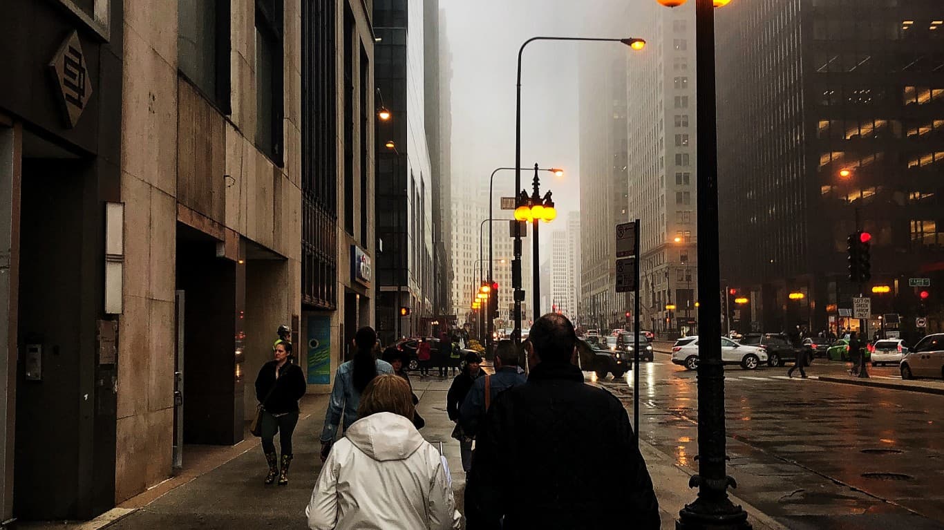 Caminando Chicago bajo la lluv... by Nicolas Solop
