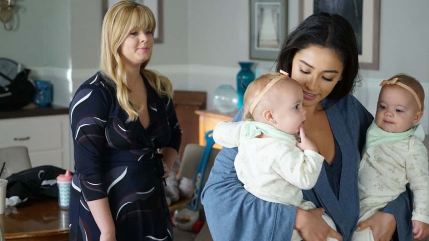 Pretty Little Liars, "Til Death Do Us Part" | Sasha Pieterse and Shay Mitchell in Pretty Little Liars (2010)