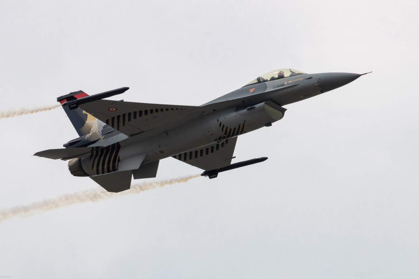 F-16 SoloTu00c3u00bcrk / Turkish Air F... by slezo