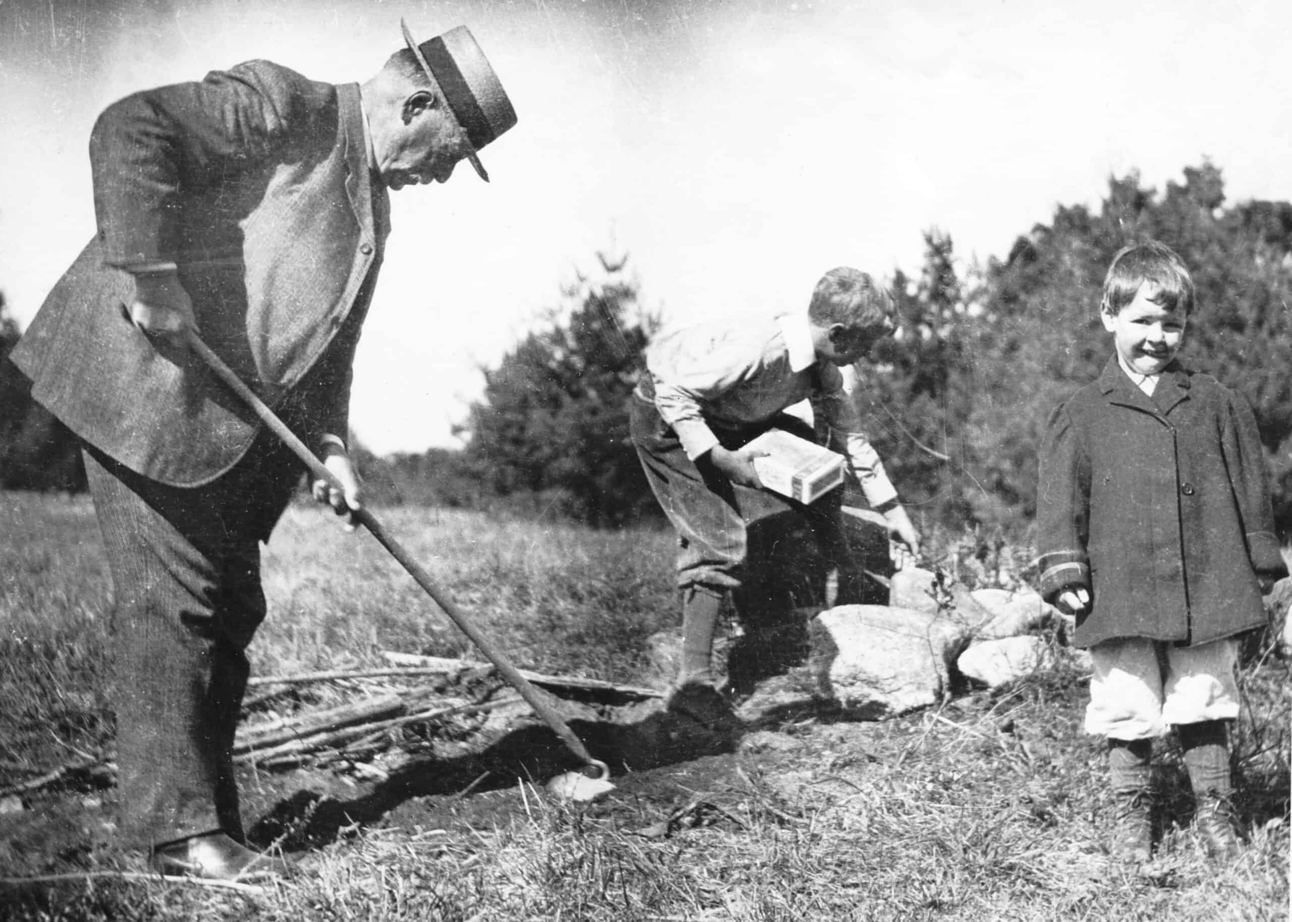 President Grover Cleveland (1837-1908) gardening at his summer home in Tamworth, New Hampshire, USA, circa 1900. (Photo by Kean Collection/Getty Images)