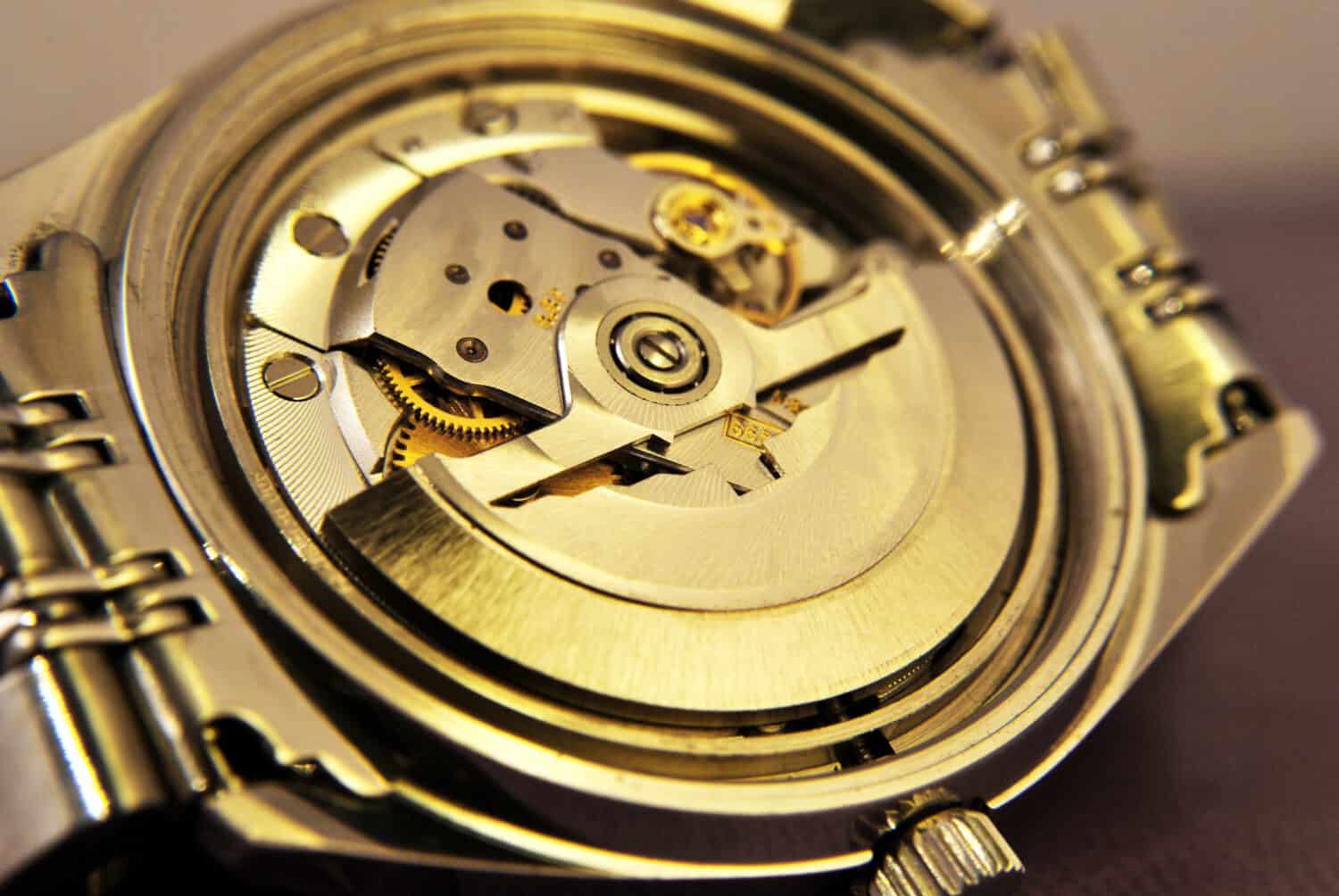 Gears and mainspring in the mechanism of automtic watch