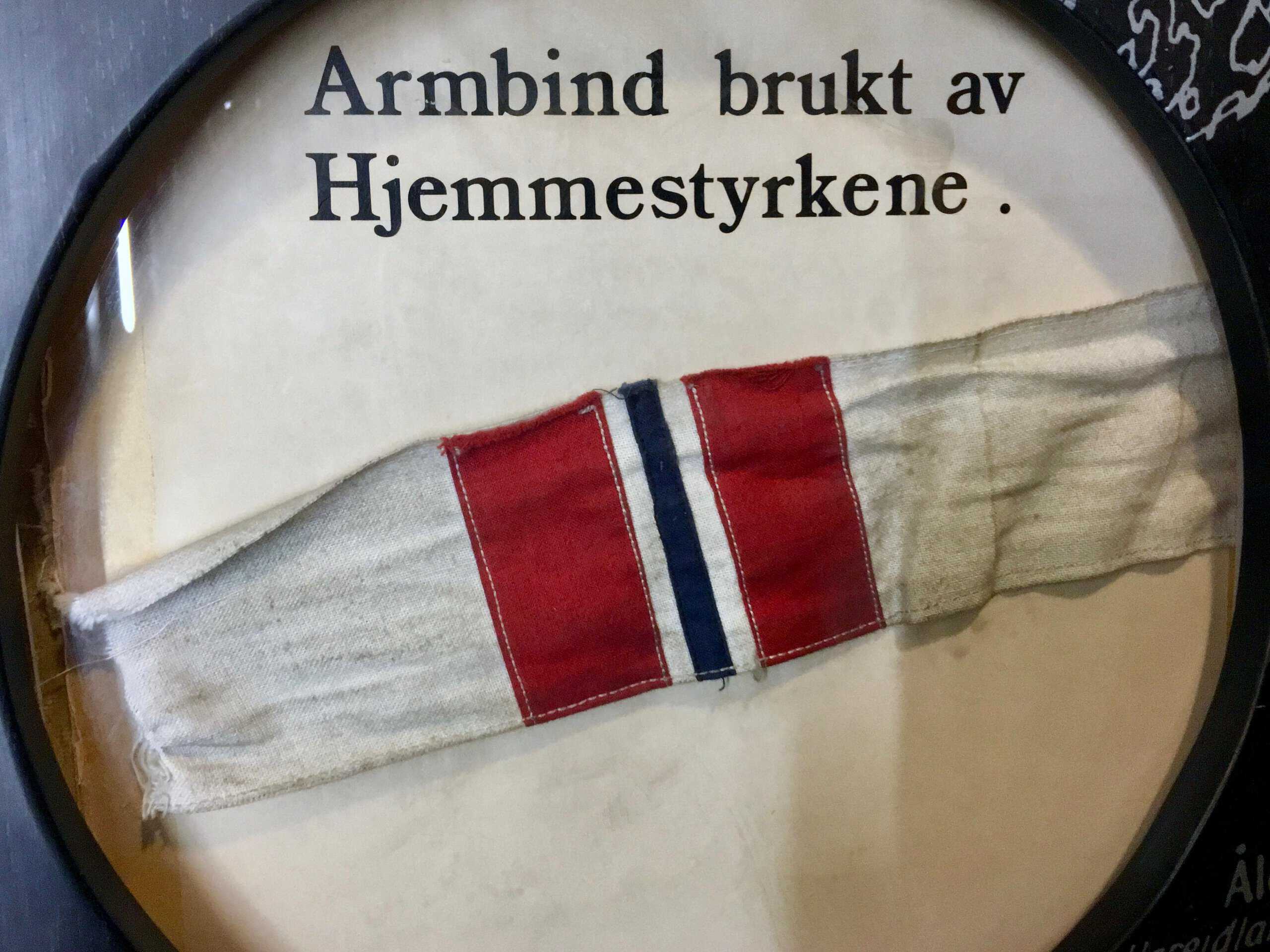 Norwegian World War II Resistance Home Forces armband (armbind brukt av Hjemmestyrkene) displayed at Norway's Resistance Museum in Oslo, photo 2017-11-30 by Wolfmann