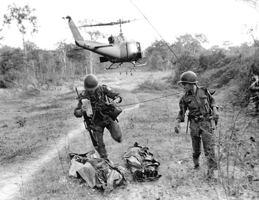 vietnam+war+sniper | Vietnam War 1965 - Trận Bình Giã - Sniper Fire