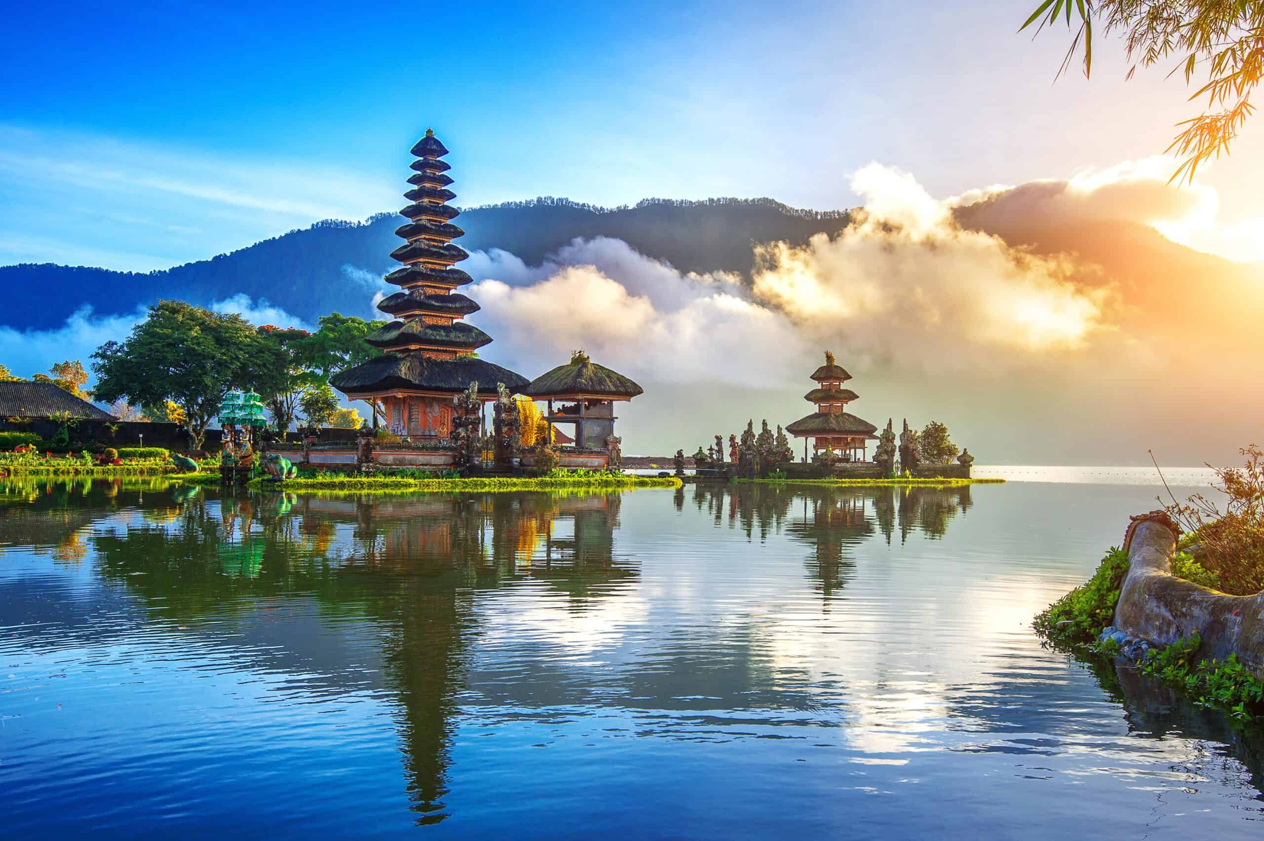 Indonesia | pura ulun danu bratan temple in Bali.
