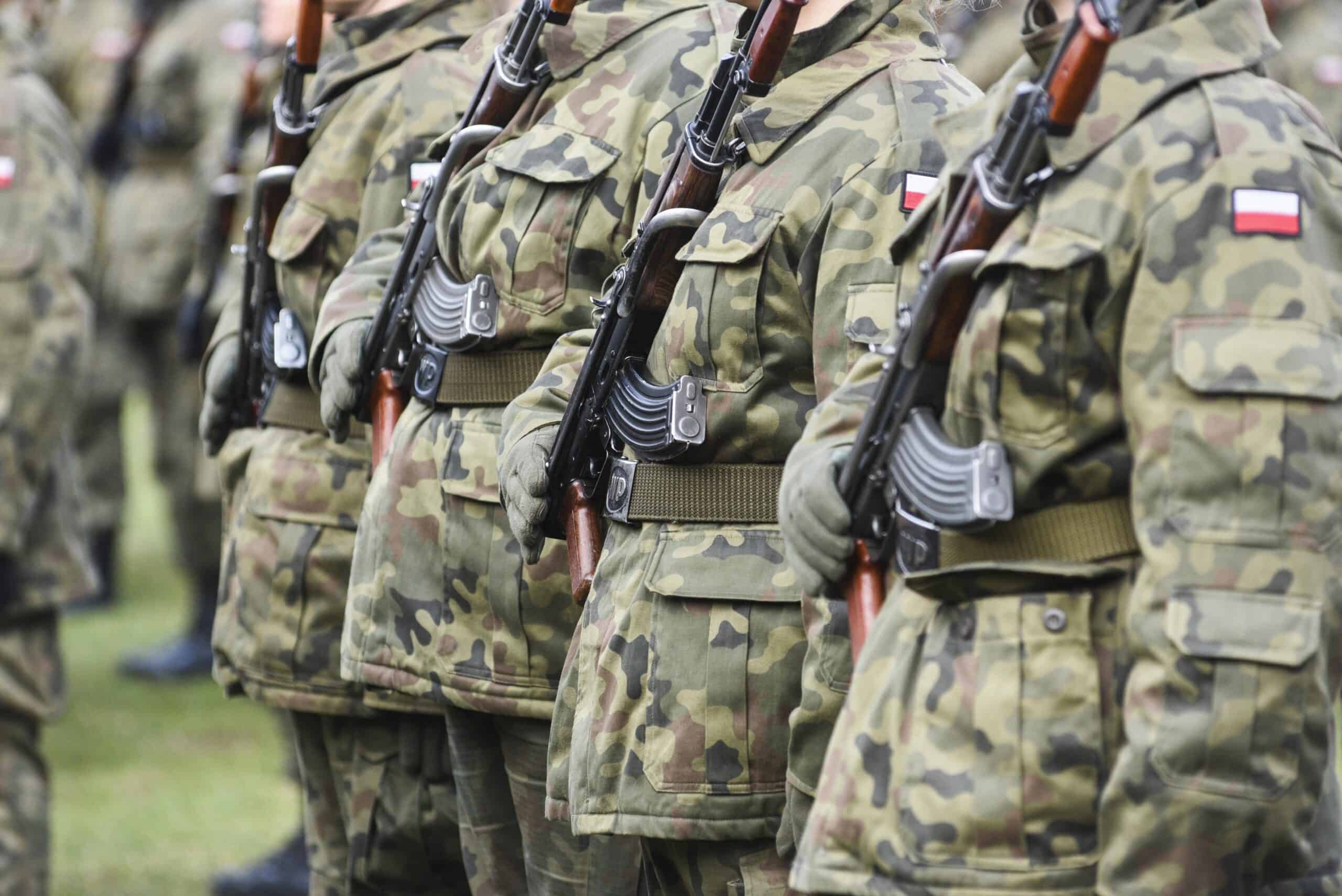 Military Poland | Polish army with machine guns in field uniform.