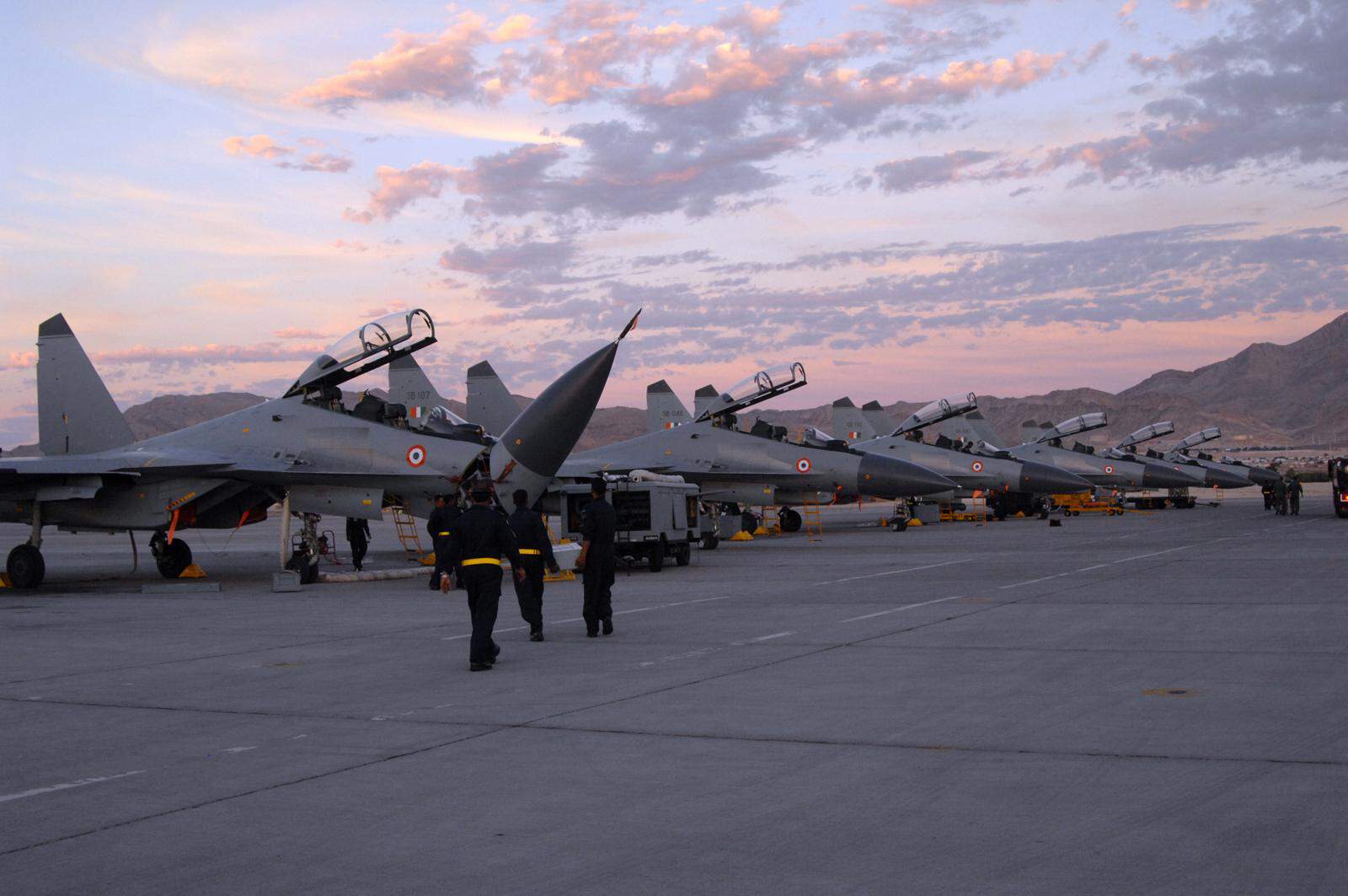 India+Sukhoi | Indian Air Force maintainers prepare their Sukhoi Su-30MKI (NATO reporting name: "Flanker-H")