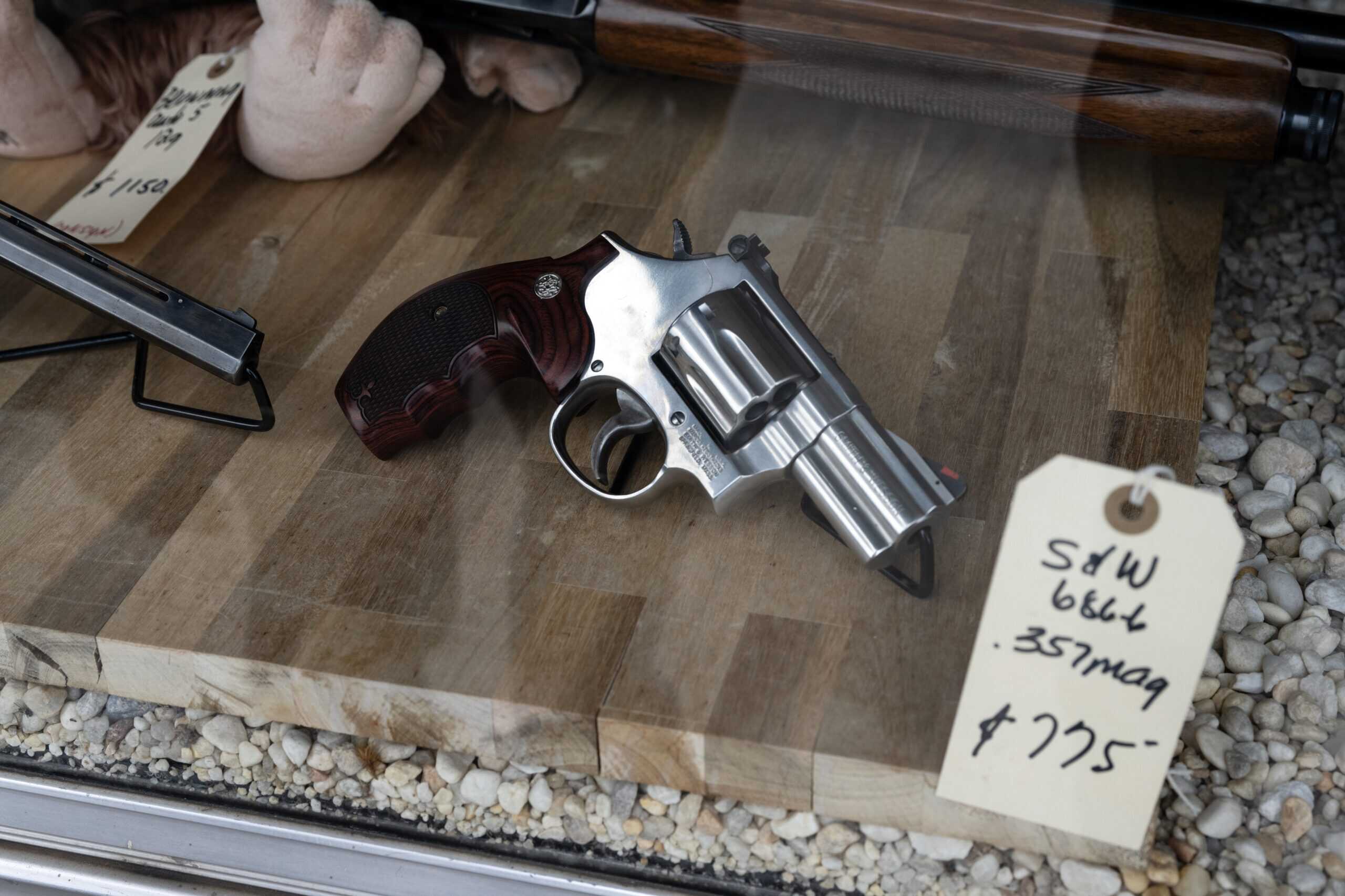 Tennessee gun show gun shop | Pistol for sale in a gun store