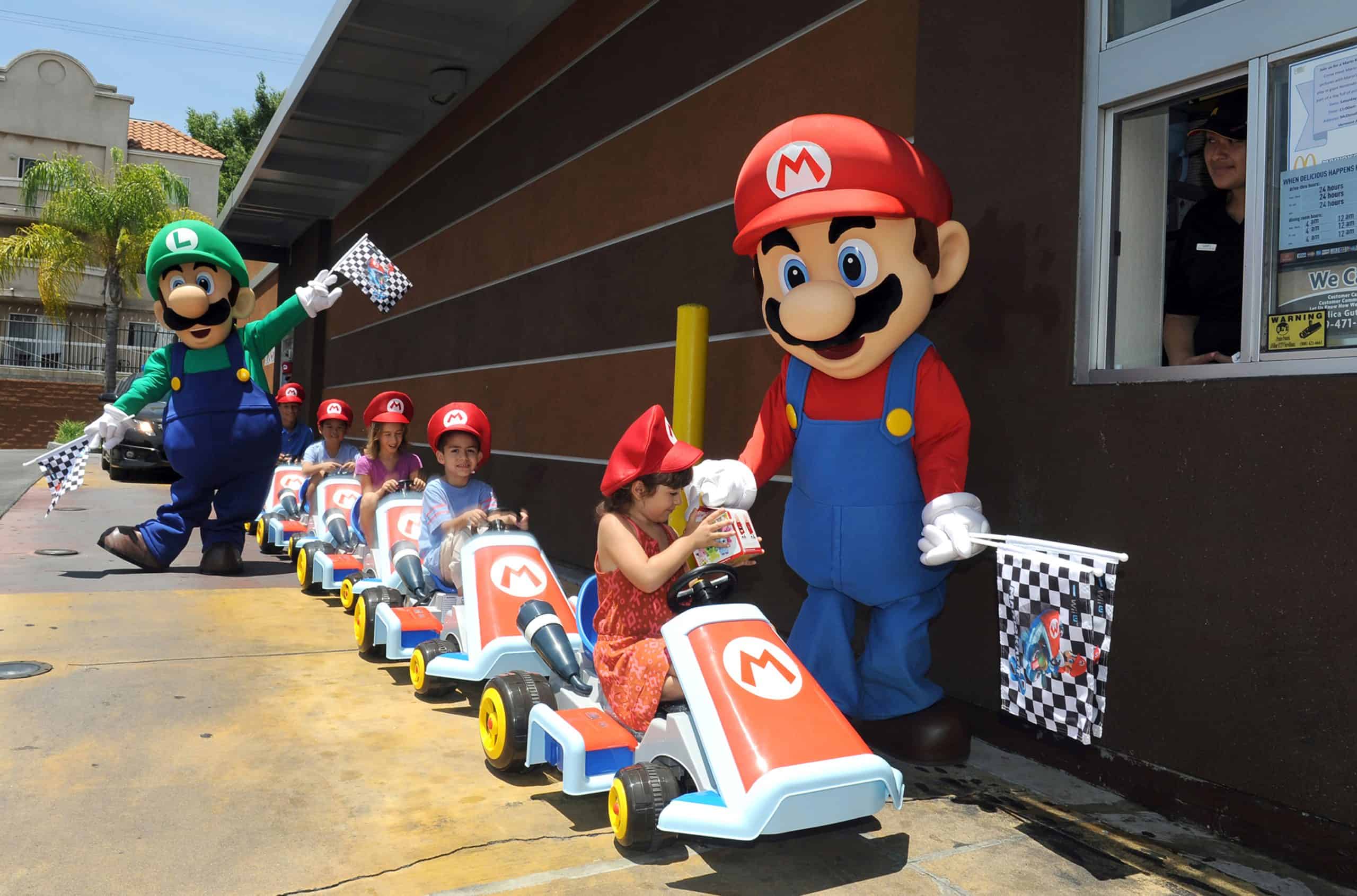 Mario și Luigi sărbătoresc lansarea lui Mario Kart 8 la McDonald's