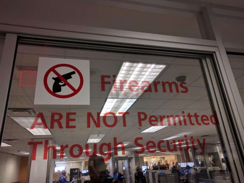 gun+Georgia | No guns allowed on planes sign, TSA checkpoint, Atlanta International Airport, Georgia, USA