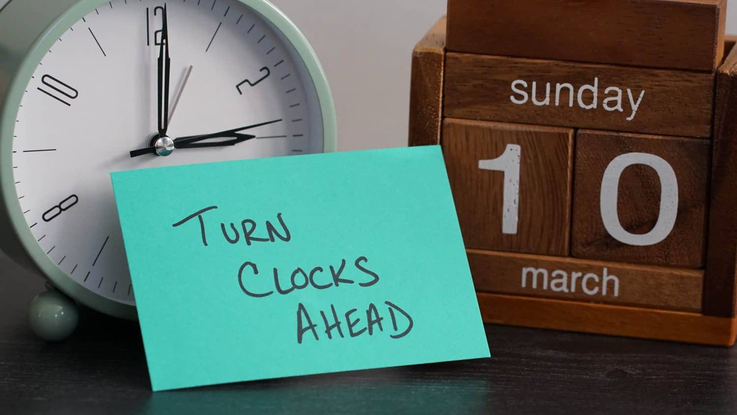 Calendar reminder to turn clocks ahead in spring at the beginning of daylight saving time on March 10, 2024.