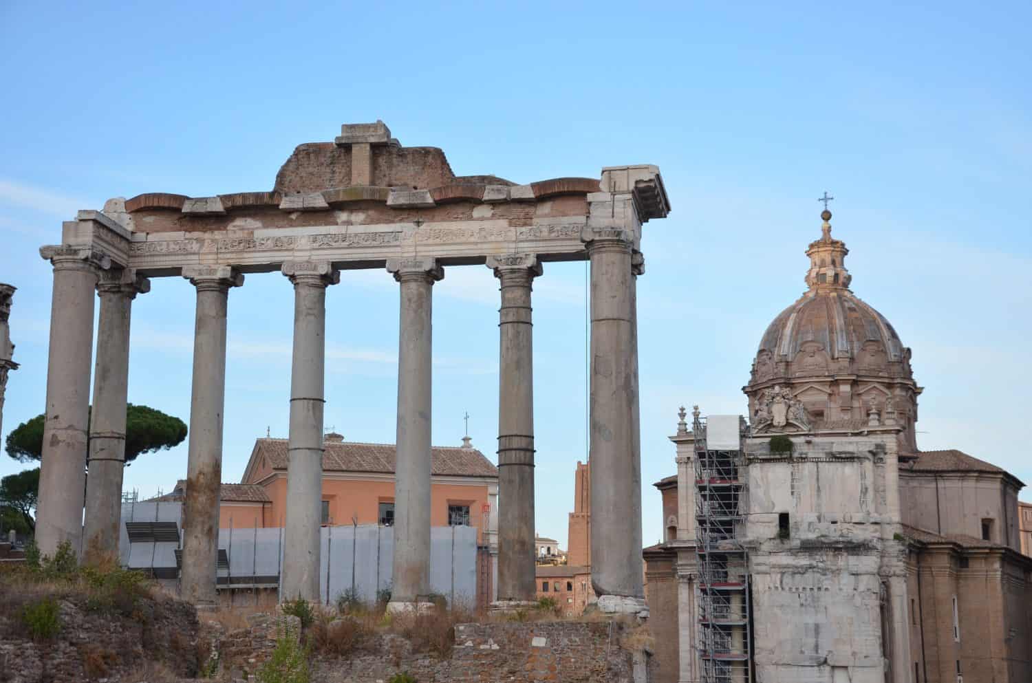 Some photos from the Eternal City of Rome, Italy, taken while strolling across the city centre and over the river Tiber on a sunny Fall day, with Rome's typical churches, bridges and statues