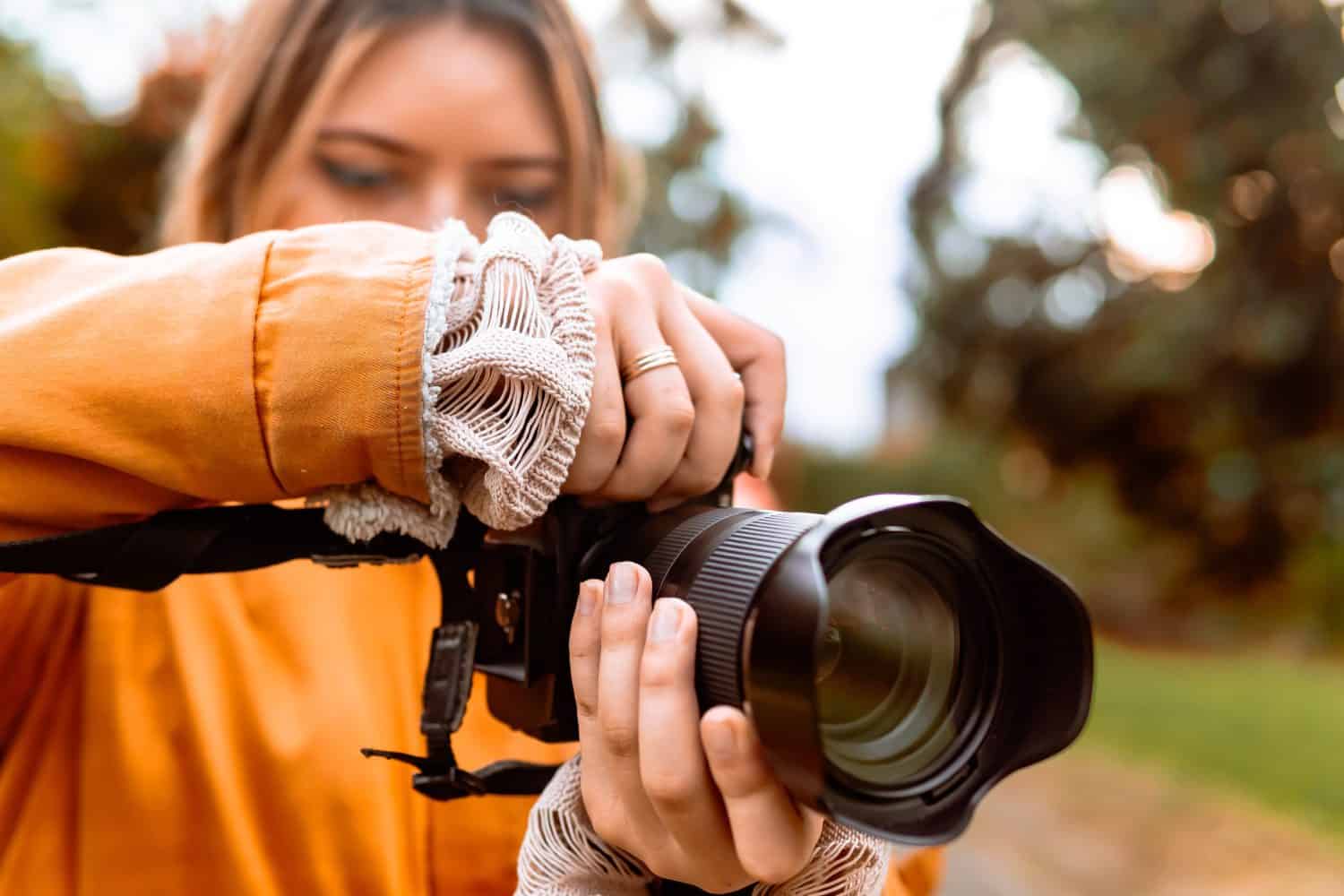 Latina woman photographer on a hot day taking pictures on vacation. Nature and sunlight. World photography day.