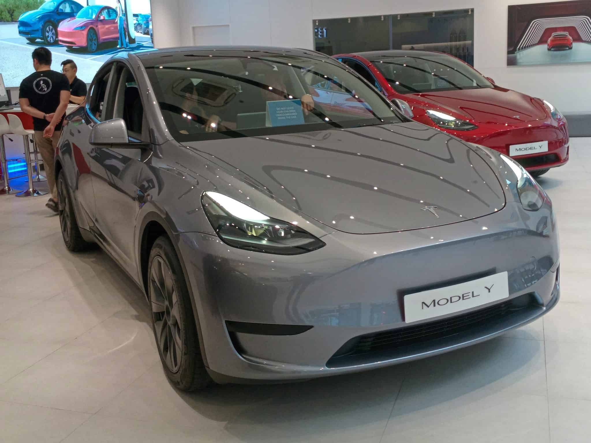 2025+Tesla+Model+Y | 2025 Tesla Model Y RWD in Midnight Silver Metallic, front right
