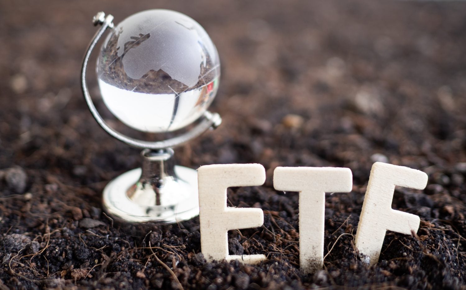 Globe Models and "ETF" text, Concept Entering the Digital Money Fund.