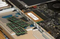SK Hynix and SanDisk Climb 8%, Western Digital Gains 4% as Memory Shortage Deepens