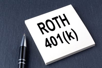 ROTH 401K text on sticker with pen on the black background