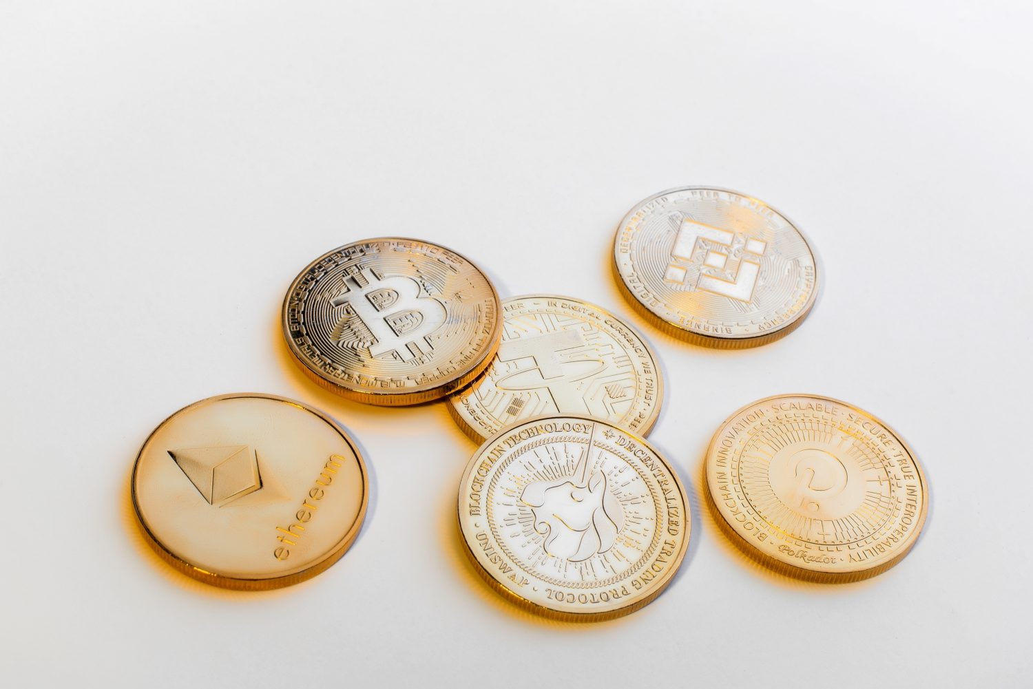 Coins USDT, BTC, ETH, BNB, XRP, UNI, uniswap on a white background.
